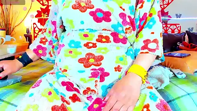 SQUIRTBRUNETE élő XXX-chatje