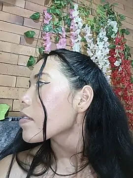 MiaForever1 Adlı Modelin Canlı XXX Sohbeti