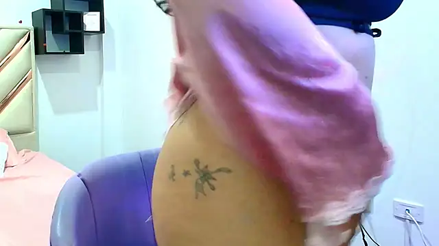 Chat +18 de SOFIAA_CLARK ao vivo