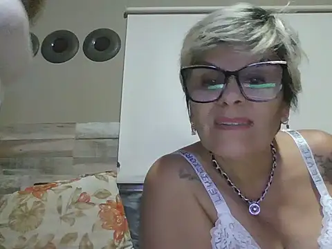 momismilf544 – Naživo XXX chat