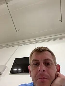 adrian90bi11 在線直播表演