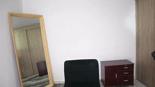 Steph_F Show in webcam