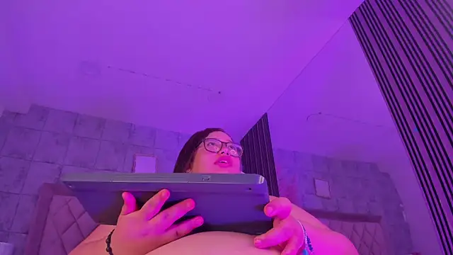 AbbyRogers1のライブXXXチャット