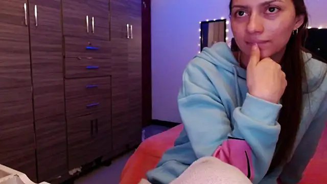 Chat +18 de holy_juli ao vivo
