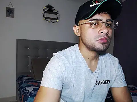 zeussexyhot Webcam Show
