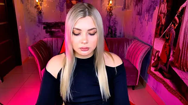HyileyClark Adlı Modelin Canlı XXX Sohbeti