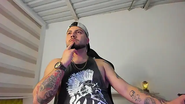 XXX chat uživo modela AaronHardi