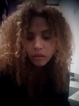 Show modela SolashLitzy_Curly na web-kameri