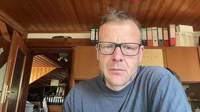 o_florian_o1: διαδικτυακό σόου στην κάμερα