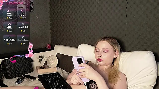 Chat +18 de Fluffy_Cloude ao vivo
