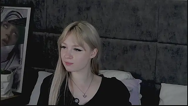 Shy_Barbie Show in webcam