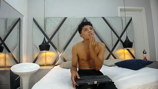Chat +18 de DamonandKiara ao vivo