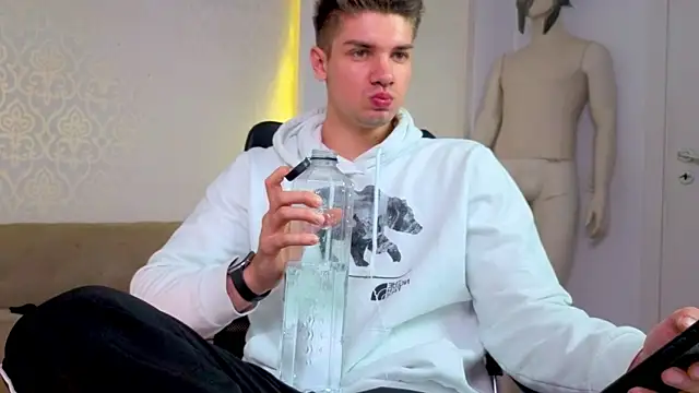 MaxKaiden live XXX chat