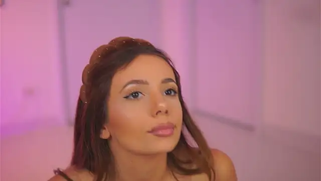 غرفة دردشة Aisha_Bee المباشرة