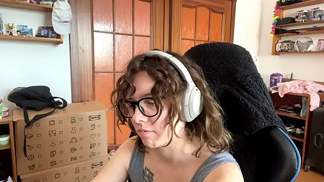 PillowPeachX's Webcam Show