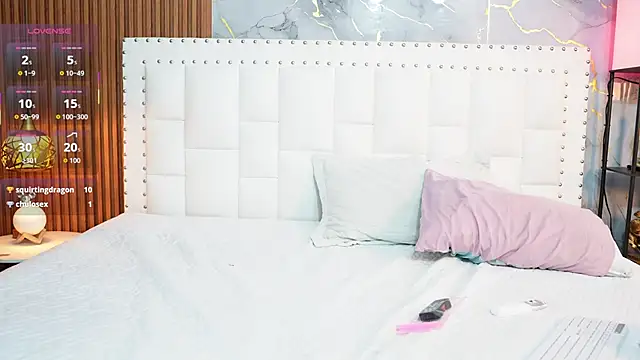 hornybarelylegalgirl's Live XXX Chat