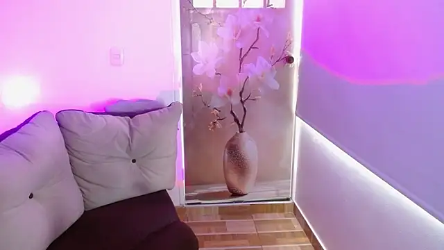 milfrousse Adlı Modelin Canlı XXX Sohbeti