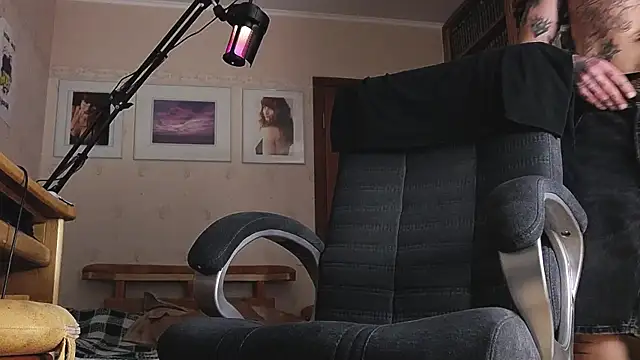 Pokazy przed kamerką – FindomJason
