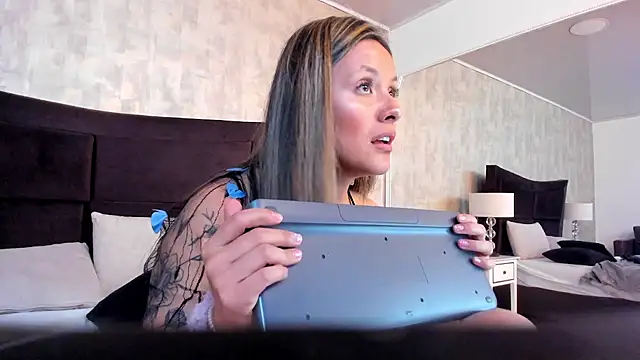 CynthiaMore's Live XXX Chat