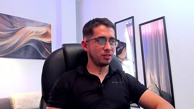 Tommas_Jhonson Show in webcam