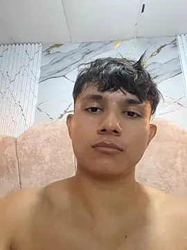 Show modela ParejaCurvy20 na web-kameri