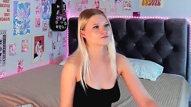 LunariaFox live XXX chat