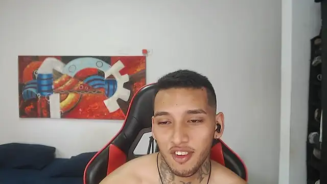 Show modela Andymanfit na web-kameri