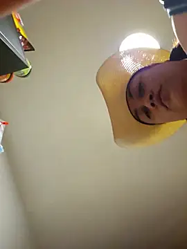 honeeyyy_pot élő XXX-chatje