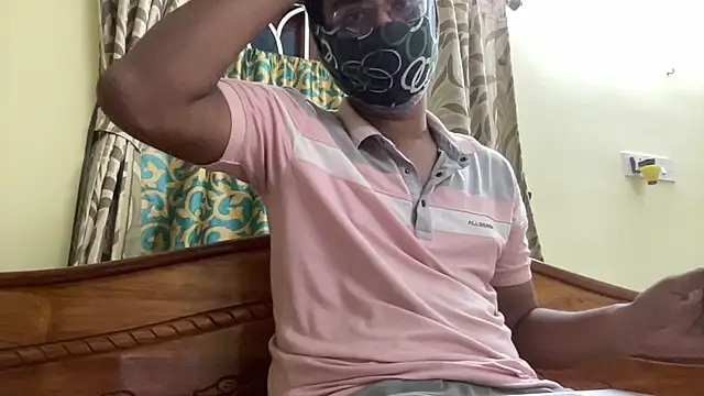 Slave_Aryan: διαδικτυακό σόου στην κάμερα