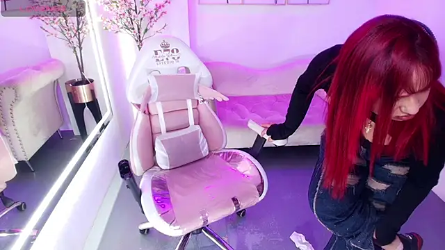 Chatroom XXX en direct de Nahomi_velmont