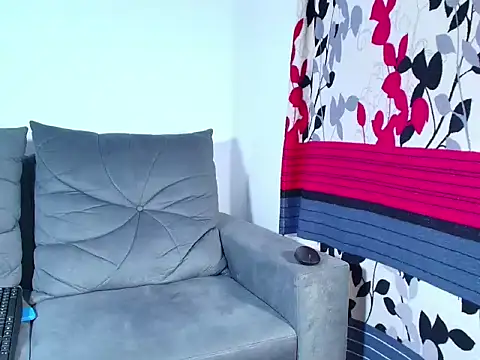 Laura_Cramz Show in webcam