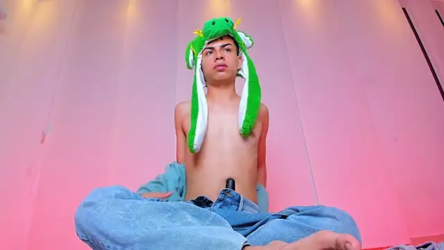 Asher_Young Pertunjukan Webcam
