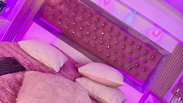 MylaDreams: вебкам-шоу