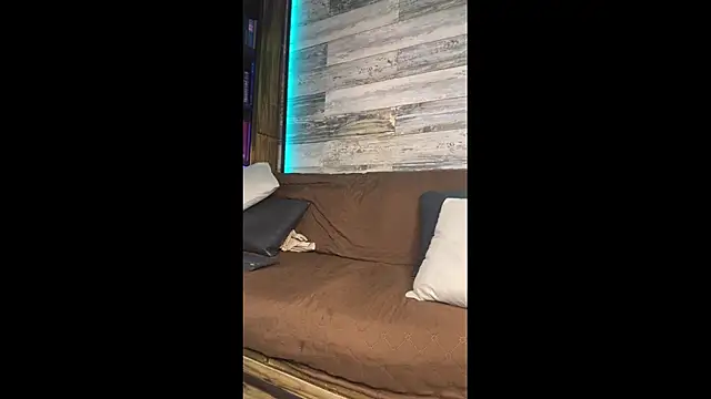 B_Wild: διαδικτυακό σόου στην κάμερα