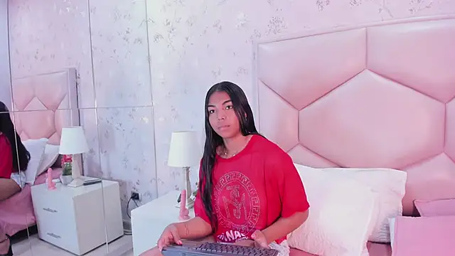 Nasly_Moore Adlı Modelin Canlı Sohbet Odası