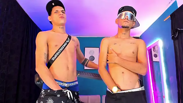 Show modela DesertKings_ na web-kameri