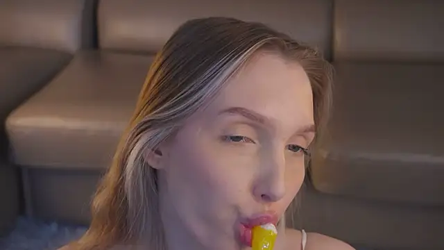 YvetteMilbrett webcam show