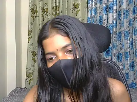hoty-pihu Show in webcam