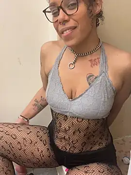 Desirae_Luciano Live XXX Chat