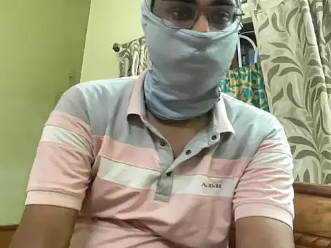 Slave_Aryan: διαδικτυακό σόου στην κάμερα