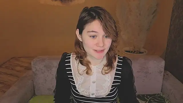 ElizabethRedWings' Live XXX Chat