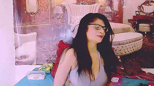 IndianAllure Adlı Modelin Canlı XXX Sohbeti