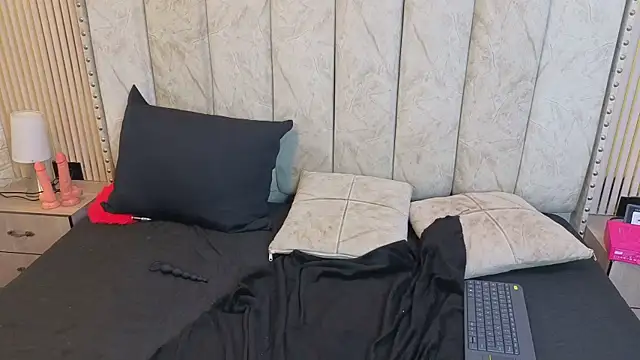 Thaliavegas Adlı Modelin Canlı Sohbet Odası