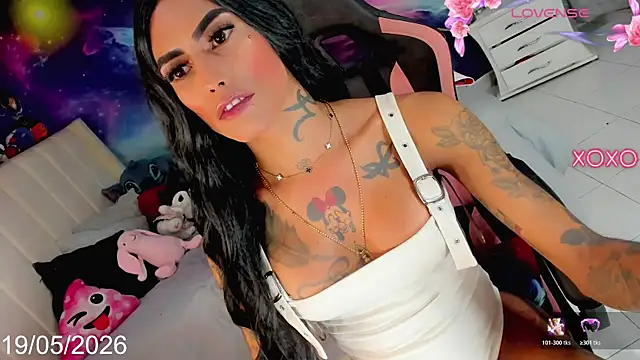 Nella_Dolls: διαδικτυακό σόου στην κάμερα