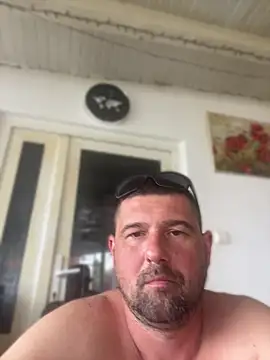 SashaJBL: διαδικτυακό σόου στην κάμερα