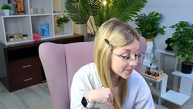 Show modela NovaOliphant na web-kameri