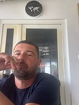 SashaJBL: διαδικτυακό σόου στην κάμερα