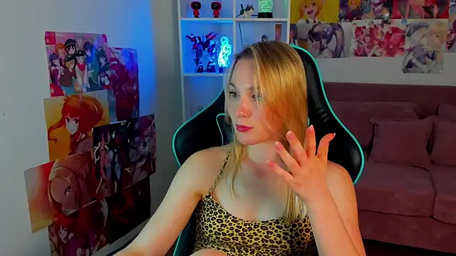 ElaraVoltage élő XXX-chatje
