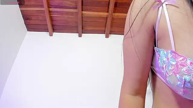 TianaGlow44 Chat XXX in diretta