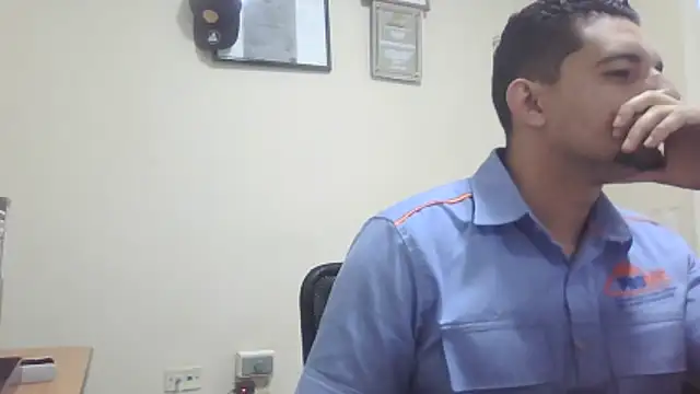 Officeb0y webkamerás műsora